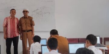 Siswa Pakai Komputer Di SMP 1 Singkut Untuk Pembelajaran
