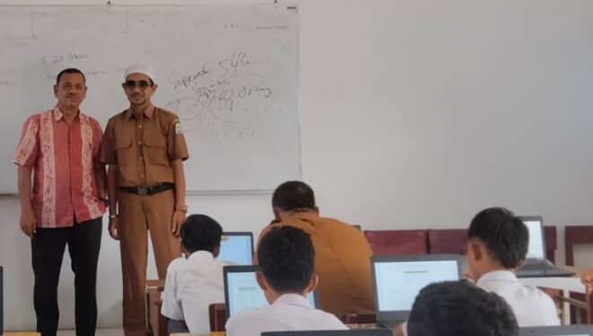 Siswa Pakai Komputer Di SMP 1 Singkut Untuk Pembelajaran