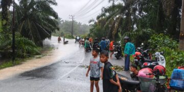 Jalan Lintas Nasional di Silatong Lumpuh Terendam Banjir, Arus Transportasi Aceh Singkil – Subulussalam Terputus‎