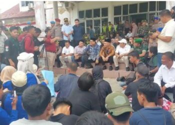 Aksi Mahasiswa Panaskan Aceh Singkil, Bupati dan Forkopimda Pilih Duduk Bersila di Lantai