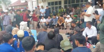 Aksi Mahasiswa Panaskan Aceh Singkil, Bupati dan Forkopimda Pilih Duduk Bersila di Lantai