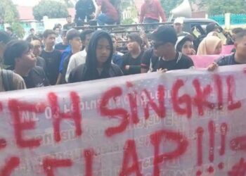 Bentangkan Spanduk “Aceh Singkil Gelap”, Massa Geruduk DPRK: Tuntut UU Perampasan Aset hingga Soroti Jalan Rusak