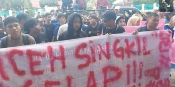 Bentangkan Spanduk “Aceh Singkil Gelap”, Massa Geruduk DPRK: Tuntut UU Perampasan Aset hingga Soroti Jalan Rusak
