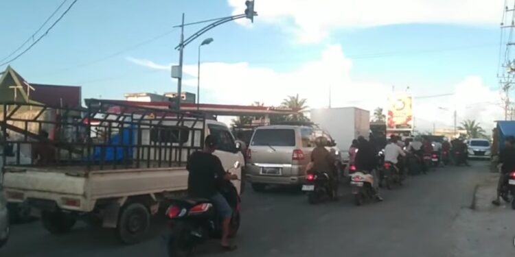 BBM Datang Setiap Hari, Tapi Antrean Tak Kunjung Surut: Warga Aceh Singkil Bertanya “Ke Mana Minyak Pergi?”