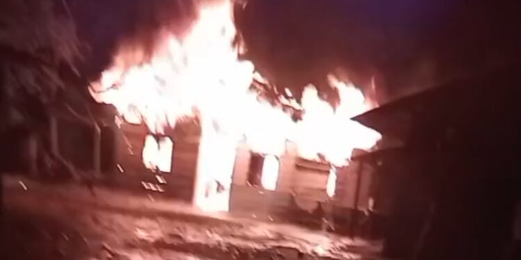 Kebakaran Dini Hari Hanguskan Rumah Warga di Pandan Sari‎