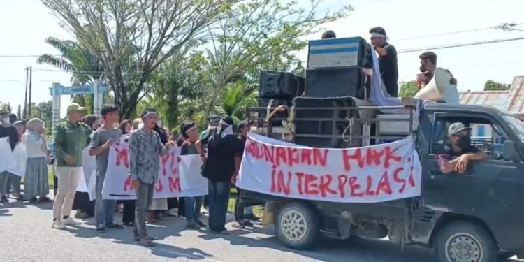 Mahasiswa “Kepung” DPRK Aceh Singkil: Seret Skandal Baju Kekecilan Hingga Desak Hak Interpelasi