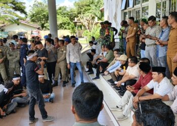 Mahasiswa dan Emak-Emak ‘Kepung’ DPRK, Tuntut Transparansi dan Nurani Pemerintah