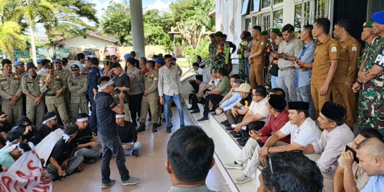 Mahasiswa dan Emak-Emak ‘Kepung’ DPRK, Tuntut Transparansi dan Nurani Pemerintah