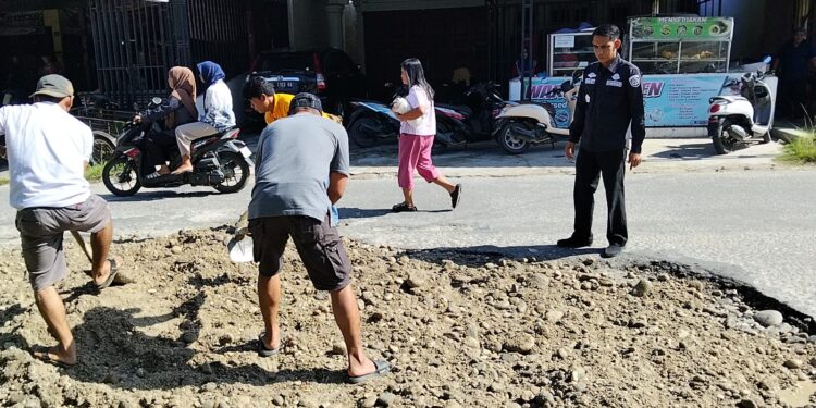 ‎PT Socfindo Lebih Dominan, Penambalan Jalan di Gunung Meriah Bersama Dishub Aceh Singkil Dapat Apresiasi‎‎