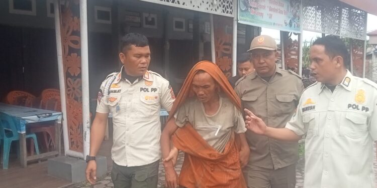 Respon Cepat Laporan Warga, Satpol PP Subulussalam Amankan ODGJ di Lapangan Beringin