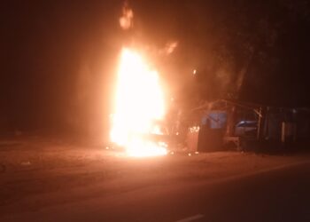Detik-Detik Mobil Pengangkut Pertalit Hangus Terbakar di Samping Kantor Pajak Subulussalam, Terancam Denda Rp 5 Miliar!‎