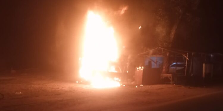 Detik-Detik Mobil Pengangkut Pertalit Hangus Terbakar di Samping Kantor Pajak Subulussalam, Terancam Denda Rp 5 Miliar!‎
