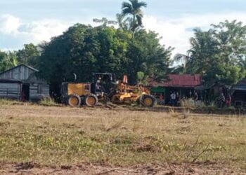 Wujud Kepedulian Lingkungan, PT PLB 1 Turunkan Alat Berat untuk Tata Jalan dan Lapangan Bola Desa Kampung Baru