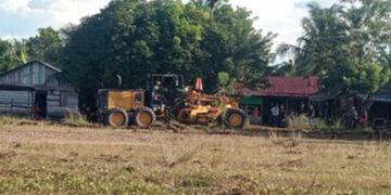 Wujud Kepedulian Lingkungan, PT PLB 1 Turunkan Alat Berat untuk Tata Jalan dan Lapangan Bola Desa Kampung Baru