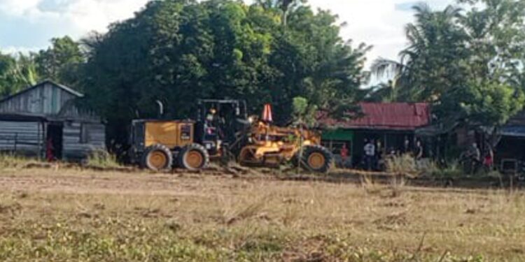 Wujud Kepedulian Lingkungan, PT PLB 1 Turunkan Alat Berat untuk Tata Jalan dan Lapangan Bola Desa Kampung Baru