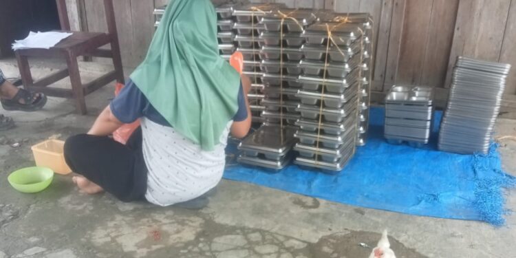 Beralas Plastik di Teras Rumah, Penyaluran Makan Bergizi Gratis di Subulussalam Timur Diprotes Warga