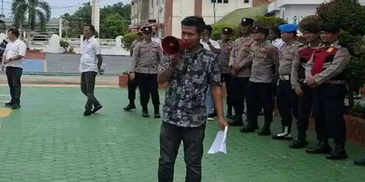 Tagih Janji Pengusutan Korupsi Genset 2016, Tujuh Pemuda Duduki Pelataran Kejari Aceh Singkil‎