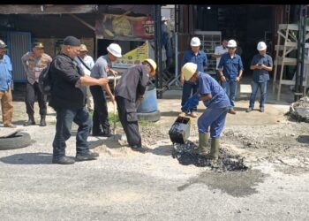 PT Socfindo Kebun Lae Butar Peduli Infrastruktur, Gotong Royong Perbaiki Jalan Berlubang di Gunung Meriah