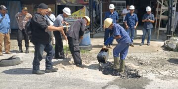 PT Socfindo Kebun Lae Butar Peduli Infrastruktur, Gotong Royong Perbaiki Jalan Berlubang di Gunung Meriah