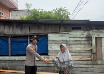 Hati Seorang Pengayom, Briptu Sukurdiara Bantu Renovasi Rumah Warga dari Sisa Gajinya