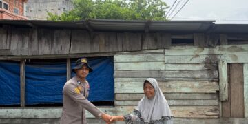 Hati Seorang Pengayom, Briptu Sukurdiara Bantu Renovasi Rumah Warga dari Sisa Gajinya